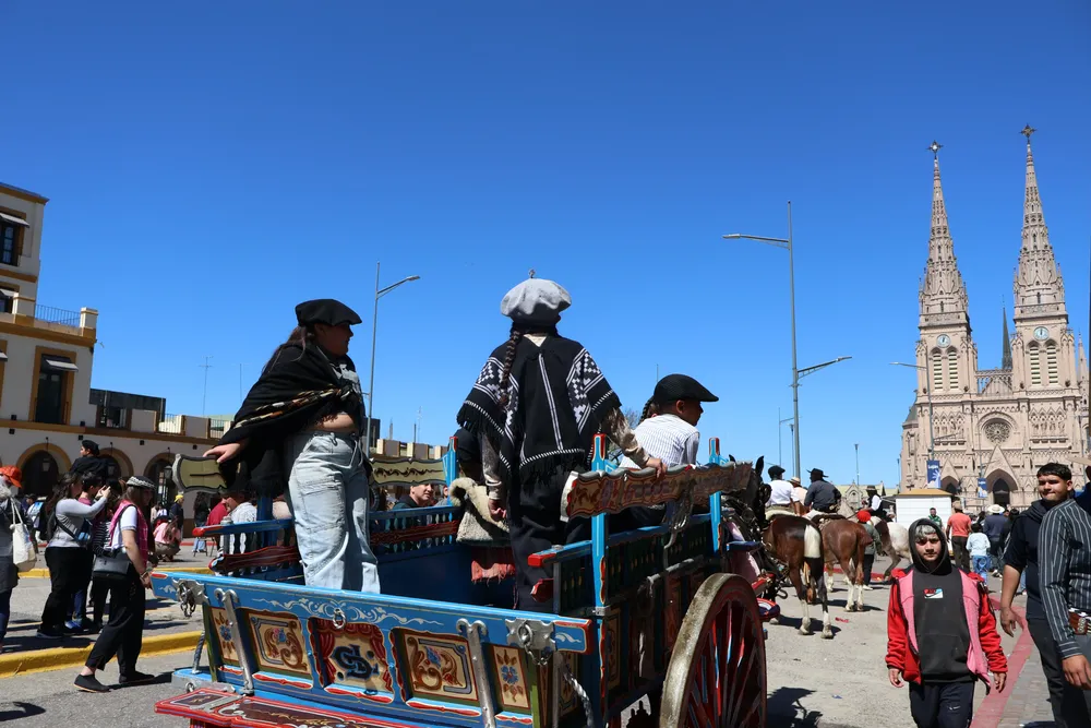 Peregrinación Gaucha con iglesia de fondo